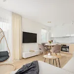 Beautiful With Balcony And Parking By Renters *