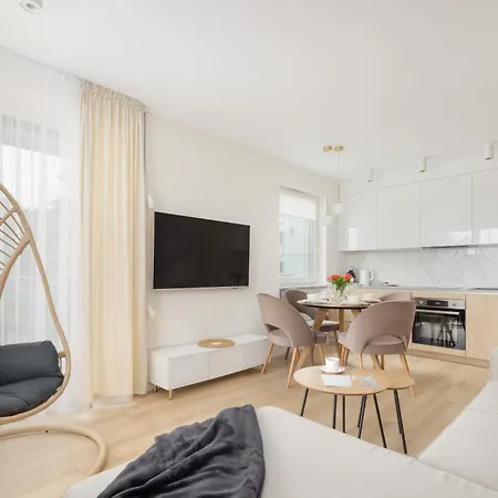 Beautiful With Balcony And Parking By Renters *