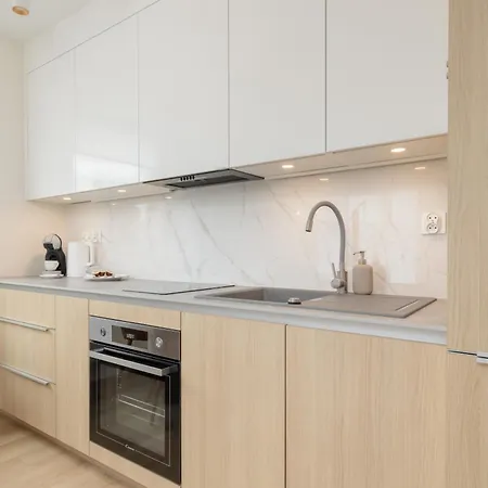 Beautiful With Balcony And Parking By Renters