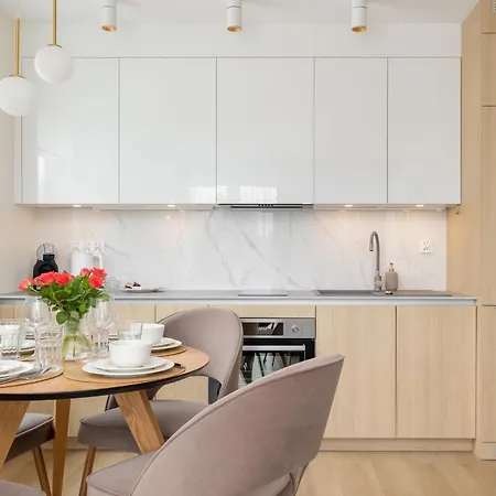 Beautiful With Balcony And Parking By Renters *