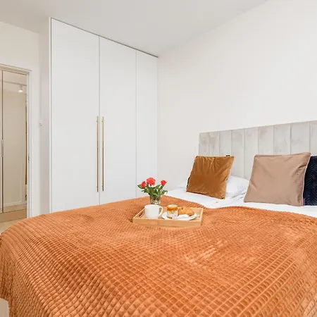 Beautiful With Balcony And Parking By Renters Διαμέρισμα *