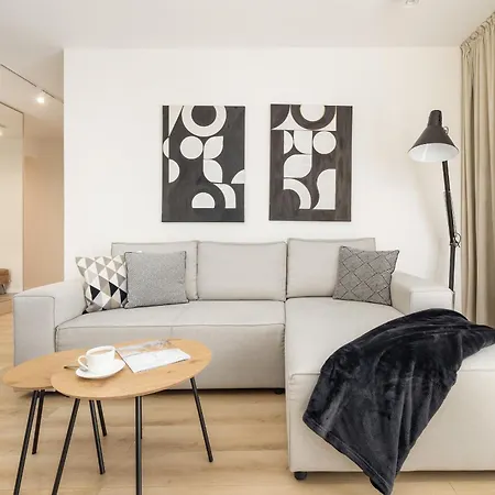 Beautiful With Balcony And Parking By Renters *