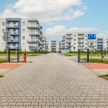 Beautiful With Balcony And Parking By Renters *